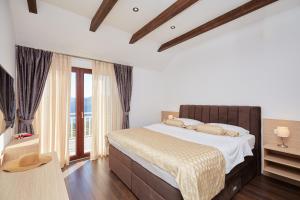 um quarto com uma cama e uma grande janela em Villa Callista em Dubrovnik