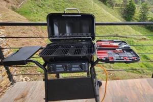 ein Grill mit einem Laptop darauf in der Unterkunft Glamping en Guatape Wifi Jacuzzi in Guatapé
