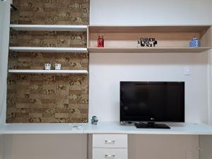 a tv sitting on a desk in a room at Novíssimo APTO metrô na porta VLT Centro Rio in Rio de Janeiro