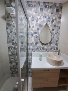 Kúpeľňa v ubytovaní Novíssimo APTO metrô na porta VLT Centro Rio