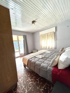 sypialnia z dużym łóżkiem w pokoju w obiekcie Casa Soler Concordia w mieście Concordia