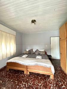 sypialnia z dużym łóżkiem w pokoju w obiekcie Casa Soler Concordia w mieście Concordia