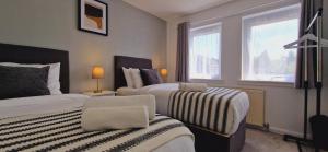 Ένα ή περισσότερα κρεβάτια σε δωμάτιο στο Dawley Detached House 3 Bedrooms with parking, garden, Wi-Fi