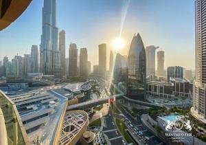 uma vista para uma cidade movimentada com o sol no céu em Deluxe Studio Address Dubai Mall "The Residence" em Dubai