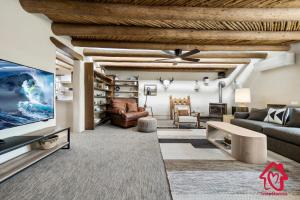 ein Wohnzimmer mit einem Sofa und einem TV in der Unterkunft Rancho de La Luna Casita in Santa Fe