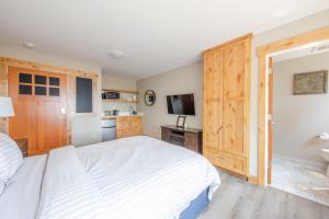 sypialnia z dużym białym łóżkiem i telewizorem w obiekcie Lakeside hotel room #1 in Kings Beach w mieście Kings Beach