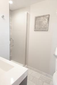 een witte badkamer met een douche en een toilet bij Lakeside Hotel room #2 in Kings Beach in Kings Beach