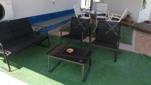 un grupo de sillas y una mesa con un tazón. en Monte Beatriz, en Reguengos de Monsaraz