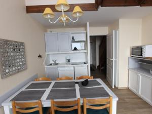 een keuken en eetkamer met een tafel en stoelen bij Appartement Avoriaz, 3 pièces, 7 personnes - FR-1-314-142 in Avoriaz