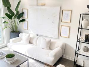 un soggiorno bianco con divano bianco di Modern and Bright Luxury Home Centrally Located in Toronto’s GTA a Toronto