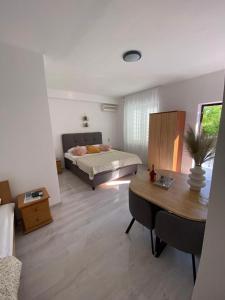 Posteľ alebo postele v izbe v ubytovaní Apartments by the sea Baska Voda, Makarska - 16378