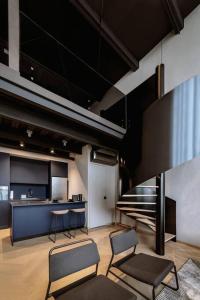 TV a/nebo společenská místnost v ubytování Skyloft contemporaneo con estilo unico