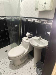 ein Bad mit einem WC und einem Waschbecken in der Unterkunft Apartamento 2 habitaciones in Barranquilla
