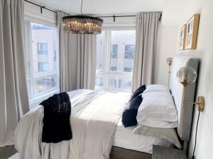 una camera da letto con letto, cuscini e finestra di Modern and Bright Luxury Home Centrally Located in Toronto’s GTA a Toronto