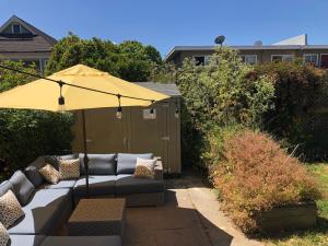 Un jardín fuera de Light filled Condo 3 Bedrm with enclosed sunny backyard