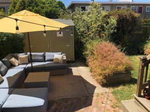 Un jardín fuera de Light filled Condo 3 Bedrm with enclosed sunny backyard