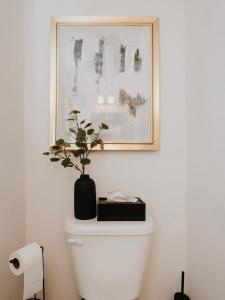 una pianta seduta sopra i servizi igienici in bagno di Modern and Bright Luxury Home Centrally Located in Toronto’s GTA a Toronto