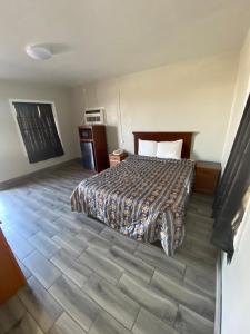 um quarto de hotel com uma cama num quarto em Ranger Motel em El Reno