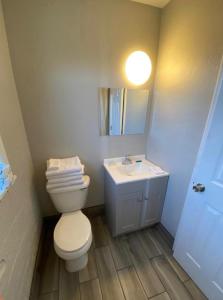 uma casa de banho com um WC branco e um lavatório. em Ranger Motel em El Reno