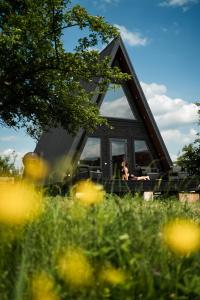 una mujer sentada en la ventana de una casa en Blackcherry_Ukraine, en Chereshenka