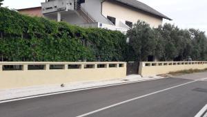 une route avec une clôture sur le côté d'un bâtiment dans l'établissement Apartments and rooms by the sea Pirovac, Sibenik - 21487, à Pirovac