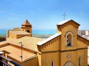 una iglesia con campanario y campanario en La Dolce Vita - Luxury House, en Agrigento