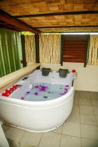 Seatiki Resort Fiji On Coast في Sigatoka: وجود قارب أبيض في الغرفة