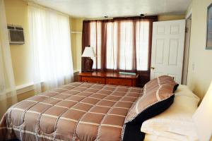 um quarto com uma cama, uma mesa e uma janela em Sunshine Cozy Cottage em Clearwater Beach
