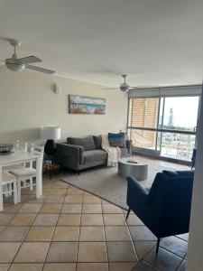 uma sala de estar com um sofá e uma mesa em 2 Bedroom Top Floor Unit - Ocean Views and Pool- Headlands Resort em Alexandra Headland