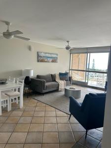 Posezení v ubytování 2 Bedroom Top Floor Unit - Ocean Views and Pool- Headlands Resort