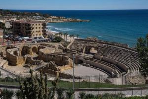 een oud amfitheater met de oceaan op de achtergrond bij Apartamento Cabo Polonio in Tarragona