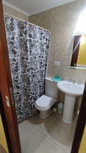 een badkamer met toilet en wastafel bij Cabañas Berenice in Malargüe