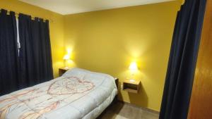 een slaapkamer met een bed met een hart erop getekend bij Cabañas Berenice in Malargüe