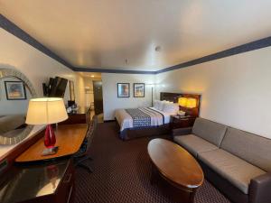 a hotel room with a bed and a couch at Oakridge Inn in Oak View