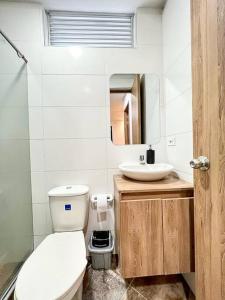 een badkamer met een toilet en een wastafel bij 401S Refugio Acogedor Moderno Para Ti en Ibague in Bogota