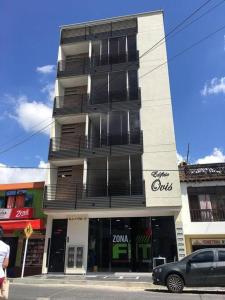 een hoog gebouw met zwarte balkons in een straat bij 401S Refugio Acogedor Moderno Para Ti en Ibague in Bogota