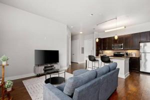 Η κουζίνα ή μικρή κουζίνα στο The Victoria: Private Balcony, Riverwalk, Downtown