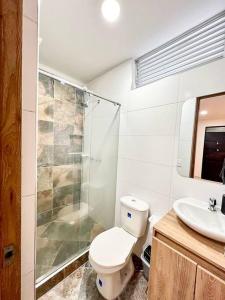 a bathroom with a toilet and a shower and a sink at 401S Refugio Acogedor Moderno Para Ti en Ibague in Bogotá