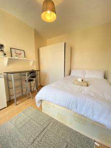 Gallery image of Seven Sister's rooms in London