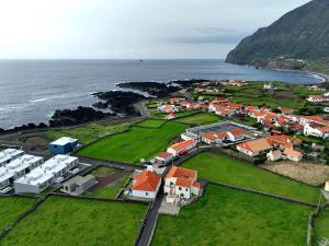 una vista aérea de un pueblo junto al océano en Casa Bidarta, en Faja Grande
