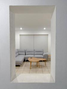 un soggiorno con divano e tavolo di Spacious home in El Monasterio 7 min from Plaza Altozano a Morelia