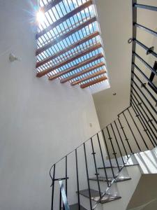 una scala a chiocciola in un edificio con finestra di Spacious home in El Monasterio 7 min from Plaza Altozano a Morelia