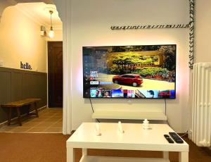 TV at/o entertainment center sa Turquoise by Mercan Homes - Cozy House w/2 BR,Close to City Center, Metro, Malls