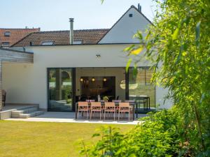 Luxury holiday home in Kortrijk with wellness and heated pool في كورتريك: مطبخ وغرفة طعام منزل مع حديقة