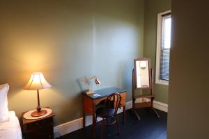 The Exchange Beaconsfield - Offering Heritage Accommodation客房内的一张或多张床位