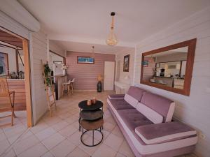 un soggiorno con divano e tavolo di Villa TYNO a Le Moule
