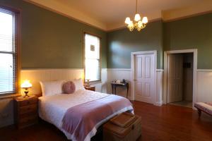 The Exchange Beaconsfield - Offering Heritage Accommodation客房内的一张或多张床位