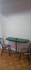 una mesa y 2 sillas con una mesa verde y 2 sillas en Hermoso departamento Excelente Ubicación Equipado y Funcional en Buenos Aires