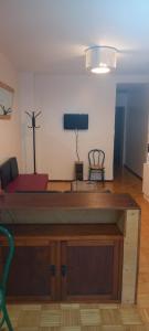 sala de estar con sofá y mesa en Hermoso departamento Excelente Ubicación Equipado y Funcional en Buenos Aires