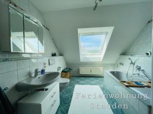 Ένα μπάνιο στο Sonnige Ferienwohnung im Unterallgäu